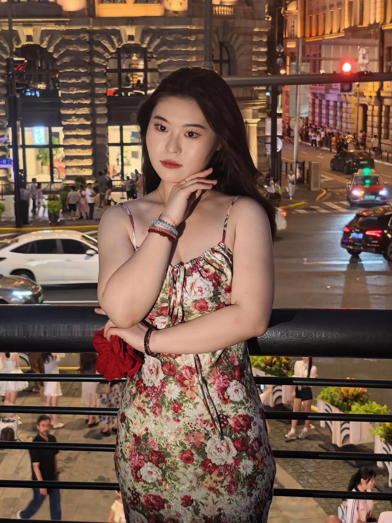 《夜外滩花事》
夜色笼罩外滩，复古石砌老建筑被暖黄灯光温柔包裹，凹凸石墙沉淀着老