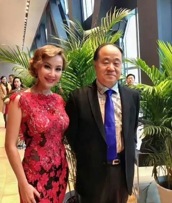 ​​​2013年，李玟到北京演出时偶遇莫言，两个人站在一起合了张影。#李玟曾回应