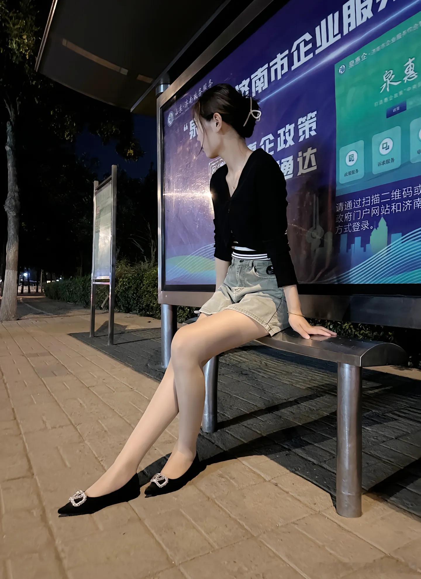 等车的少女～ ​​​