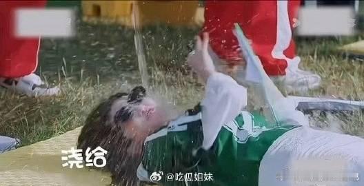 白鹿也被泼水了最近娱乐圈又有新热点啦，白鹿也被泼水了！这事儿一出来，瞬间在网上炸