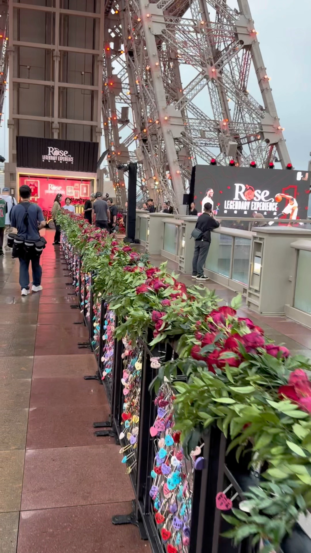 回来翻开相册，还是觉得很奇妙，也很浪漫，罗斯把他退役时的花店搬到我面前。从中国赛