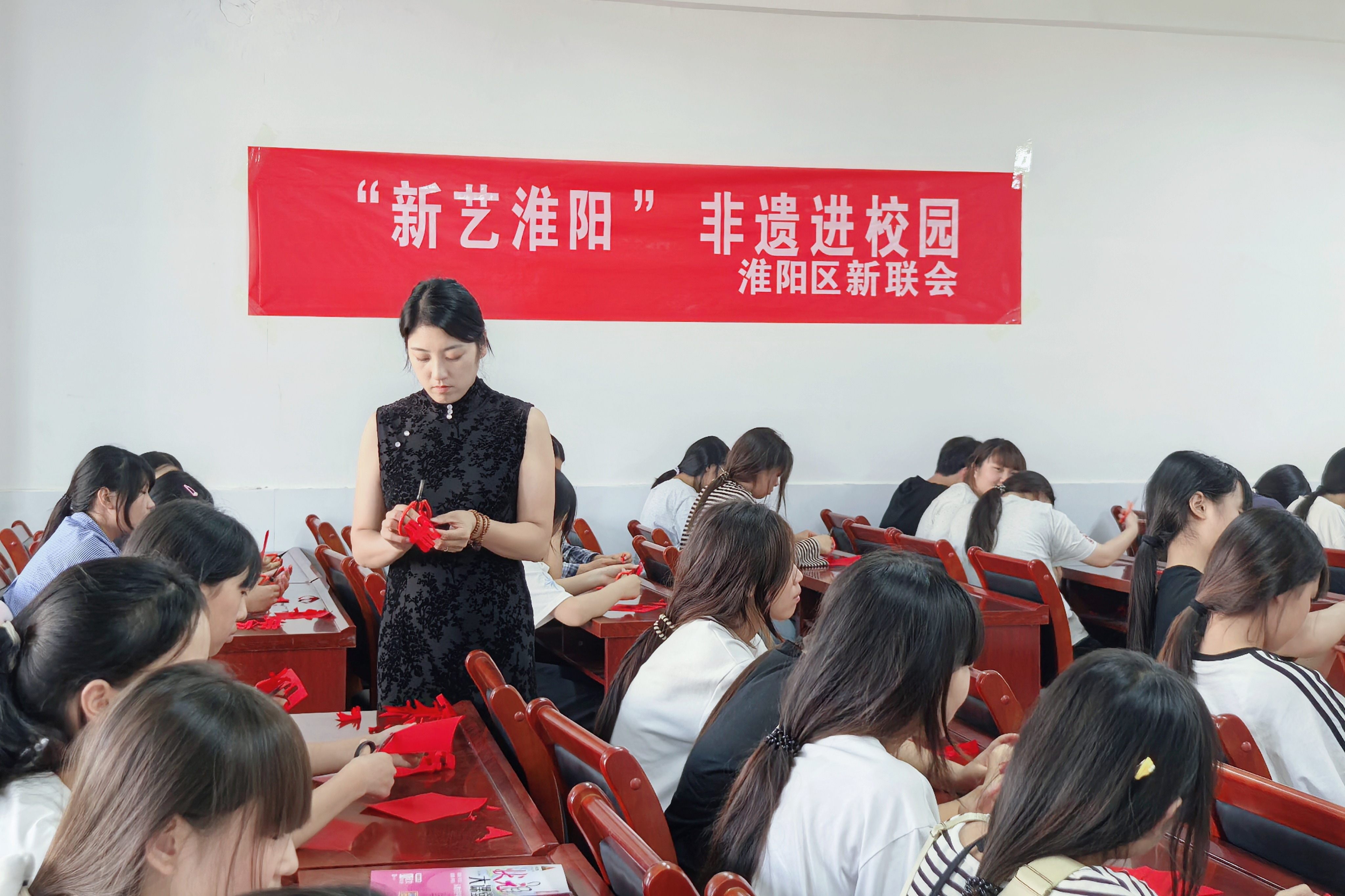 寻美河南 【新艺淮阳润校园 剪纸技艺点亮淮阳学子美育课堂】一把刻刀、几张红纸，在