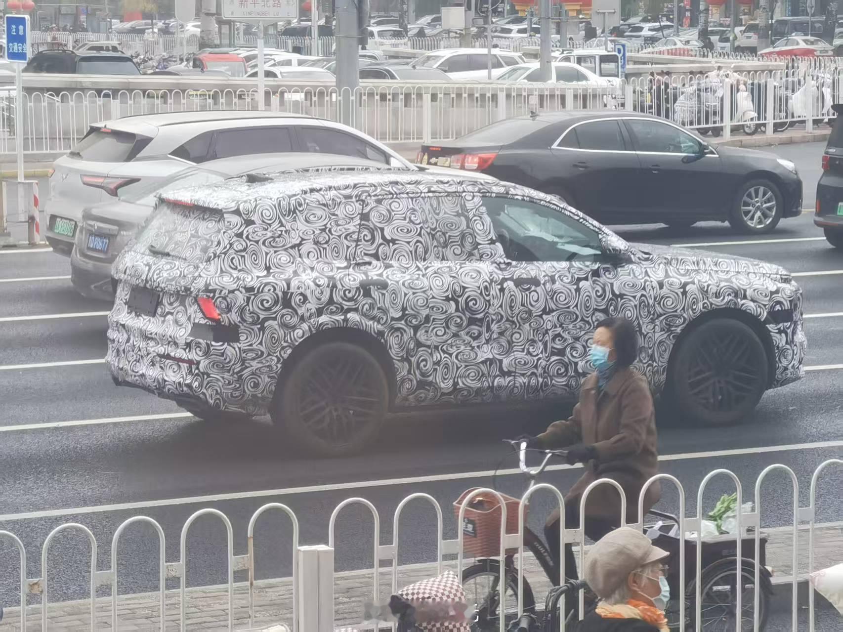 帮您猜车 各位帮忙，看看这是什么车？！ ​​​