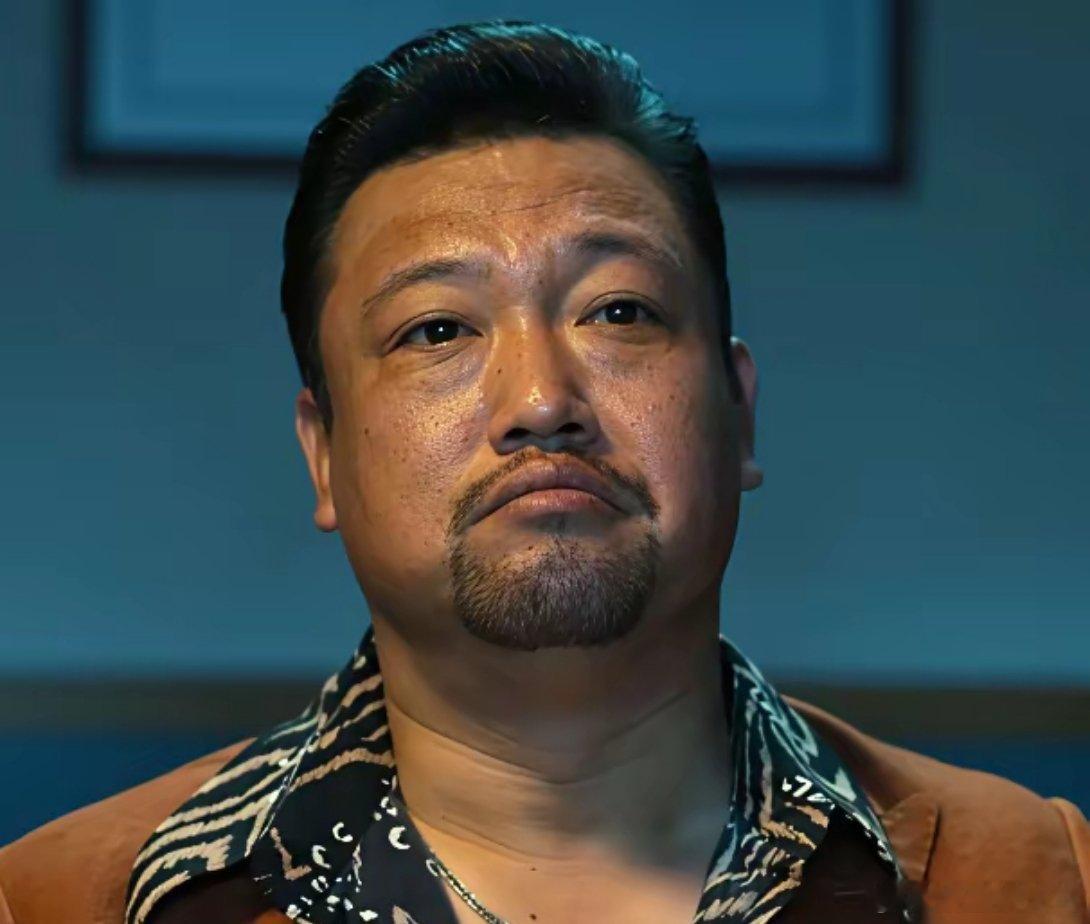 沈腾这情商，贾冰这是又欠了沈腾一个人情，贾冰在沈腾路演现场还调侃自己“快被热搜热
