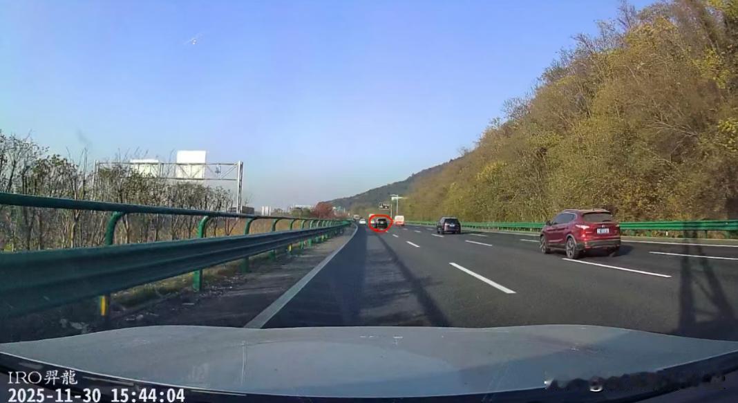 真的被吓死
在超车道行驶，有辆电车从第二条车道打左转向过来，我就松油门了。
万万