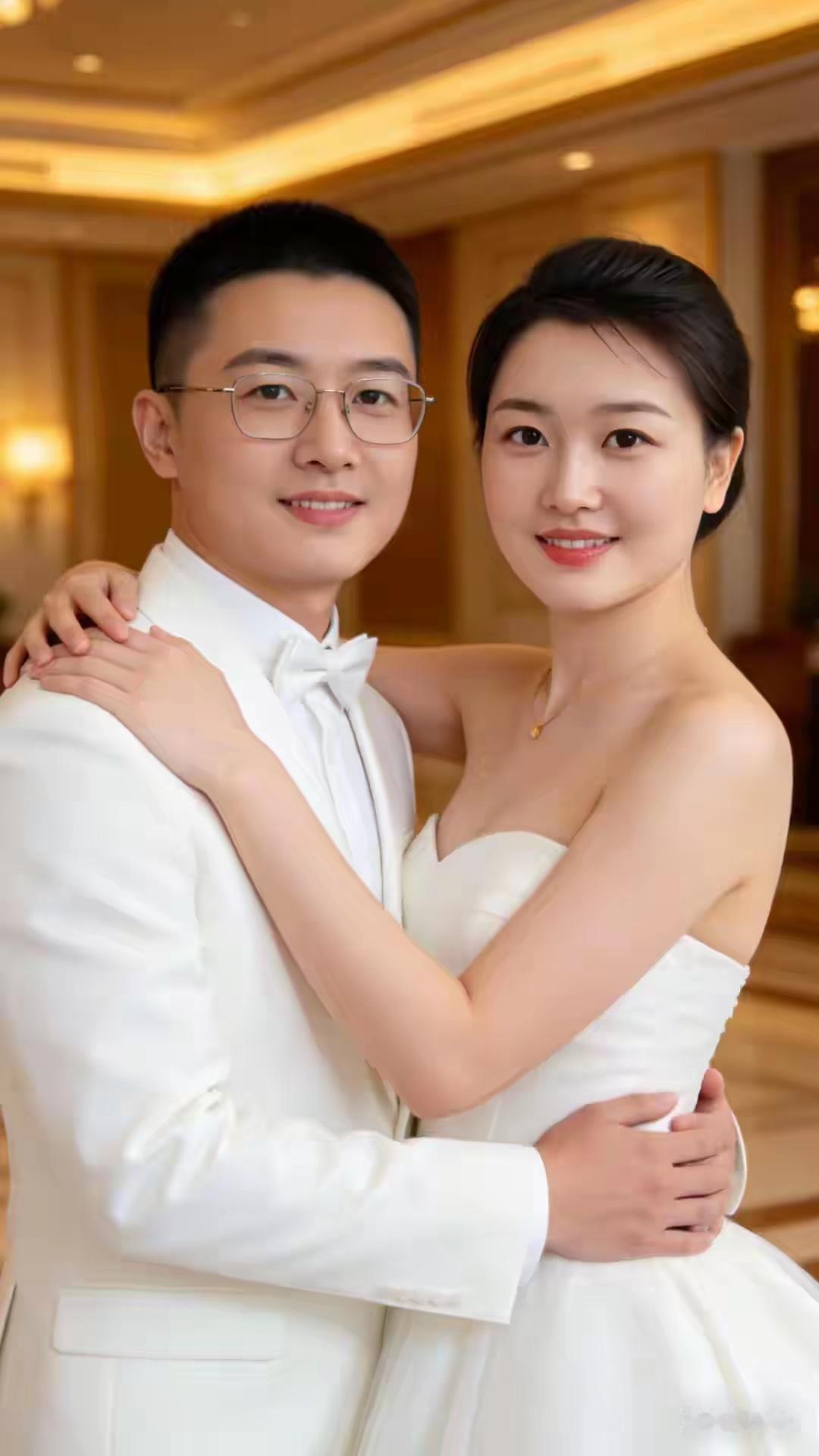 看图中这对夫妻，是男的有福，还是女的有福？男的四方脸，鼻梁高，天庭圆阔。性格和蔼
