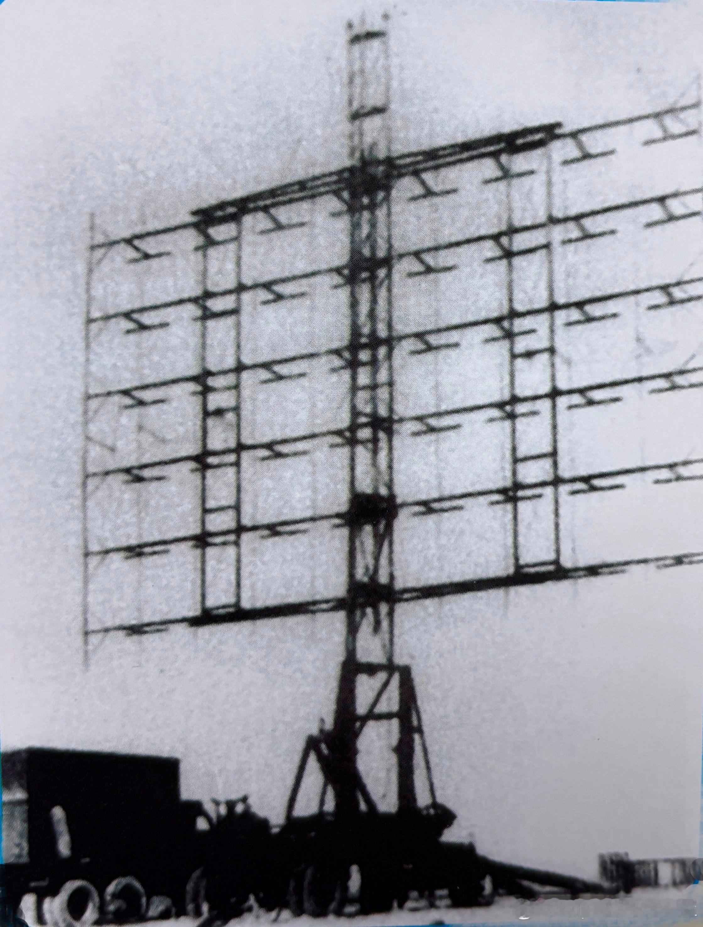 我国第一部国产警戒雷达-406雷达，1954年研制成功，探测距离500公里军事历