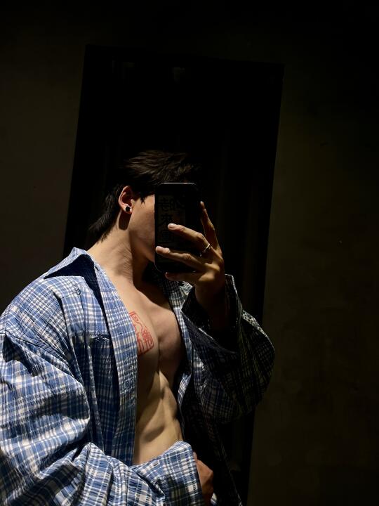 大风天来了 快拉紧一个肌肉男