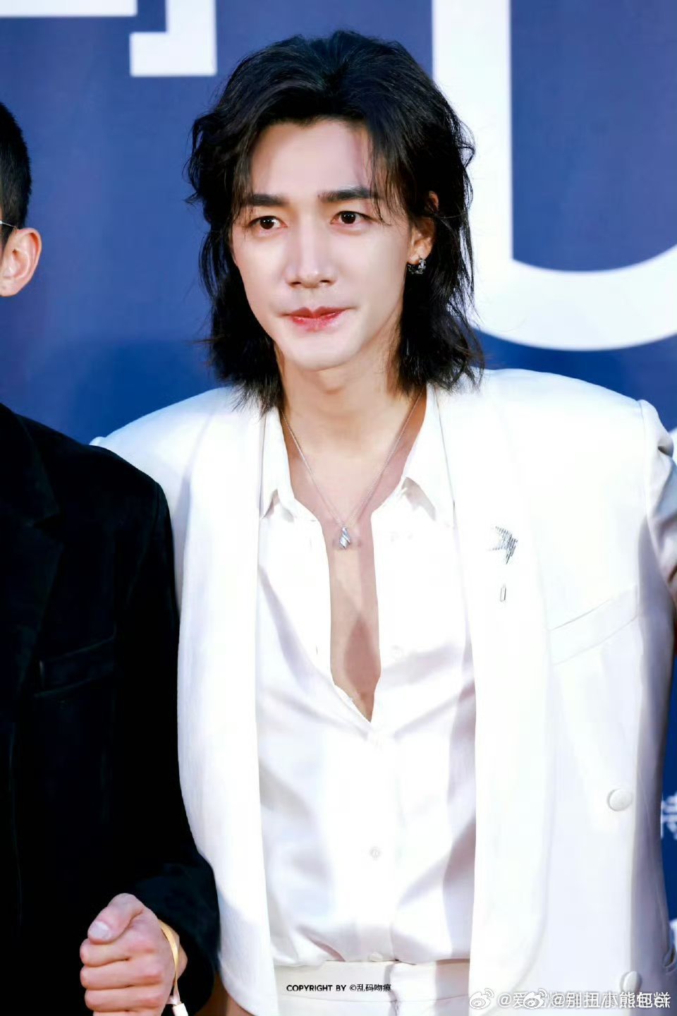 此沙直播此沙海边直播此沙海边直播开启！他举着镜头带大家看海，偶尔被海风逗笑，太可