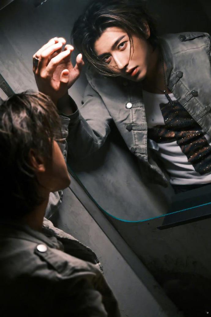 蔡徐坤FantasticMan双版同步封面谁懂啊！蔡徐坤直接解锁《Fantast