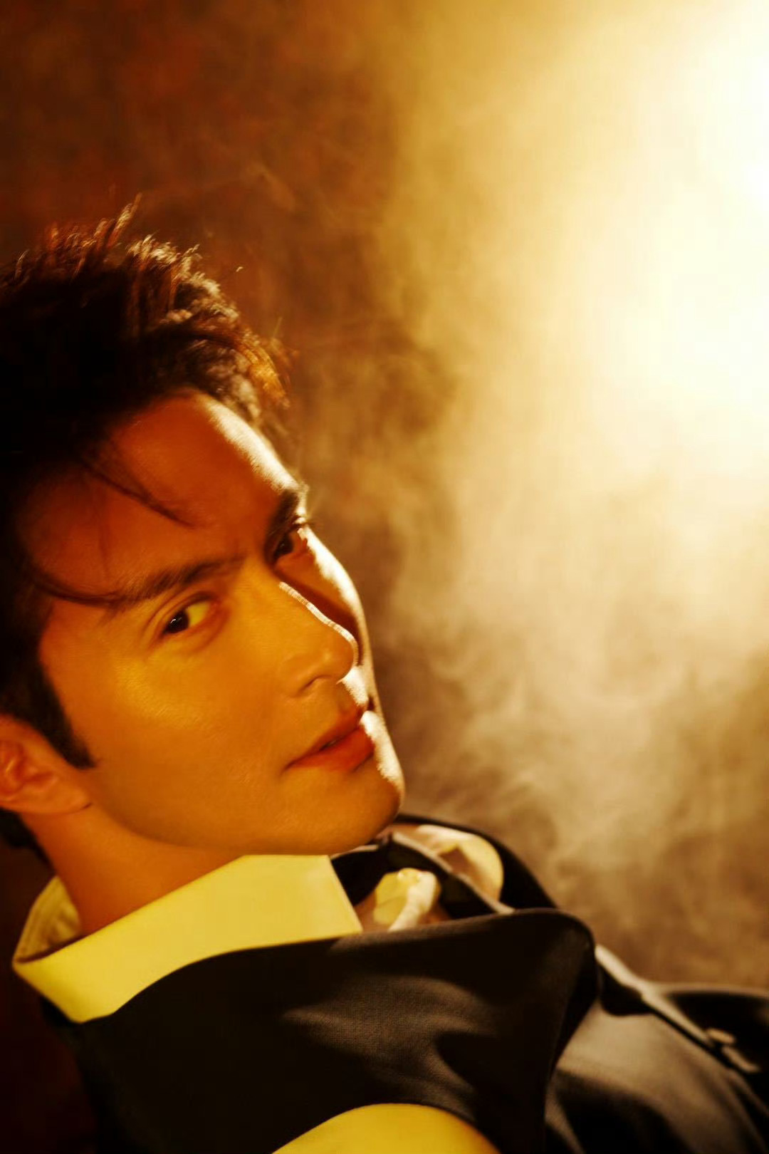 高伟光眼神比唇先落吻这个眼神还带着些许侵略感，帅的惊人！这个高伟光是懂我们想看什