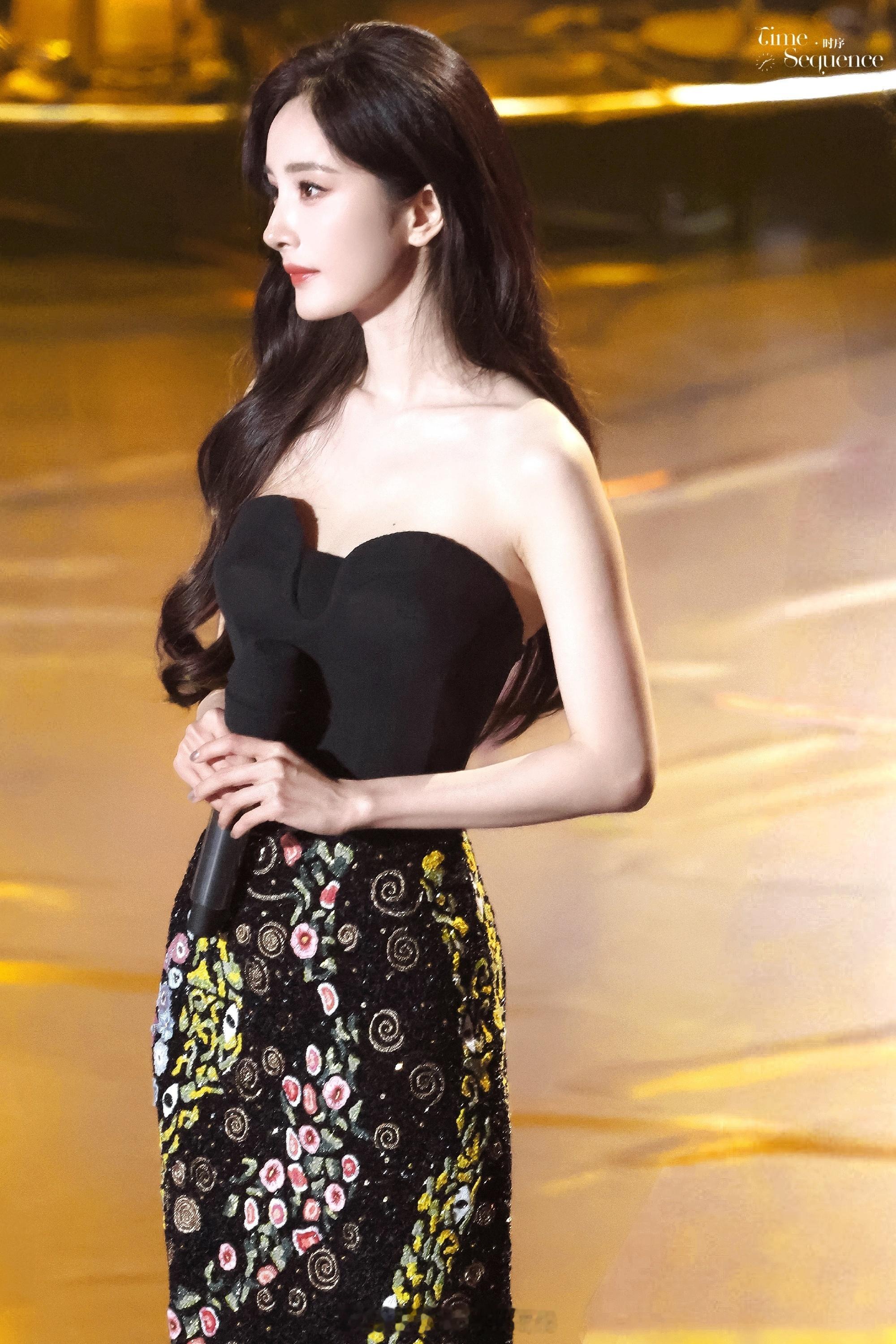 杨幂去了精品之夜 实绩在手就是底气！杨幂出席广电的精品之夜，主演的《生万物》获得