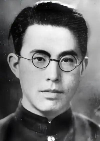 1942年，地下党郑文道求死未果被日军囚于医院。护士换药时总多给一张纱布，他猛然