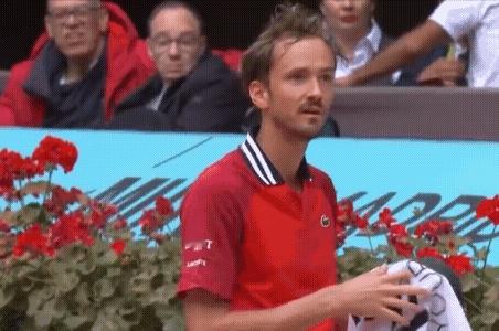 在马德里，梅德韦杰夫因为下雨想让主办方关上顶棚。裁判：“这事不由我决定，他们说了