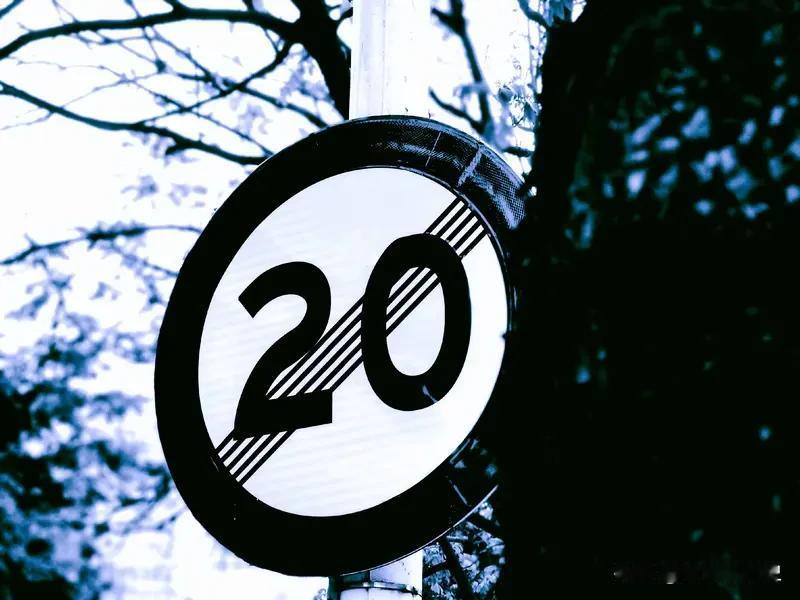 外卖骑手的电动车该不该限速 外卖骑手电动车该限速。按规定车速应不超25km/h，