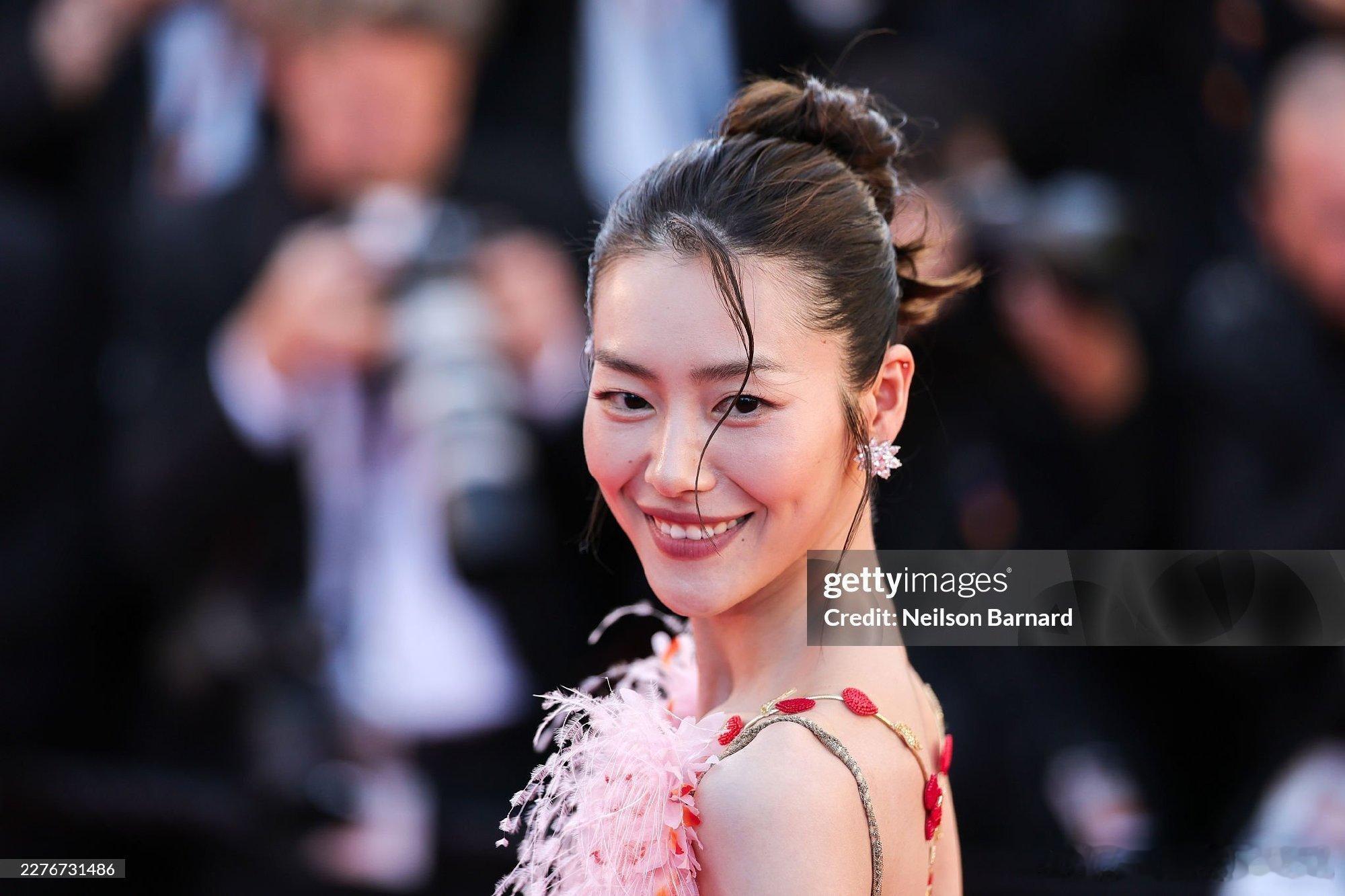 刘雯亮相戛纳电影节红毯，身穿 CHANEL 2026 秋冬高级成衣 、佩戴 Ch