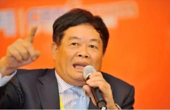 1990年，一个名牌大学生到福耀公司求职，曹德旺看了简历后直接说：“你去锅炉车间