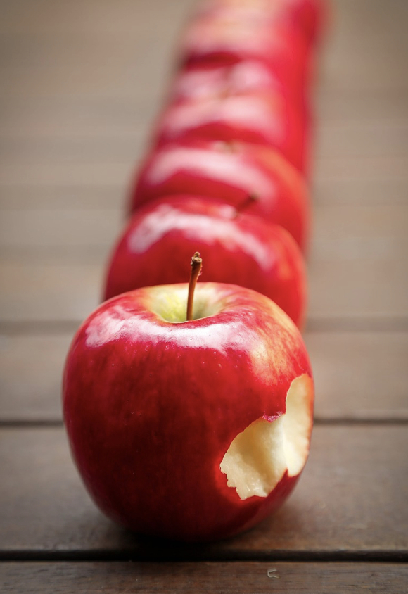 #煮苹果水#不同月龄的宝宝该如何吃水果？1. 7-9月龄，食物逐渐由泥状过渡到带