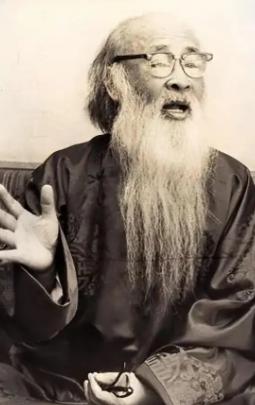 1961年机场，张大千登机前，收到一个红绸包裹的礼物，对方说：回到家再拆。飞机升