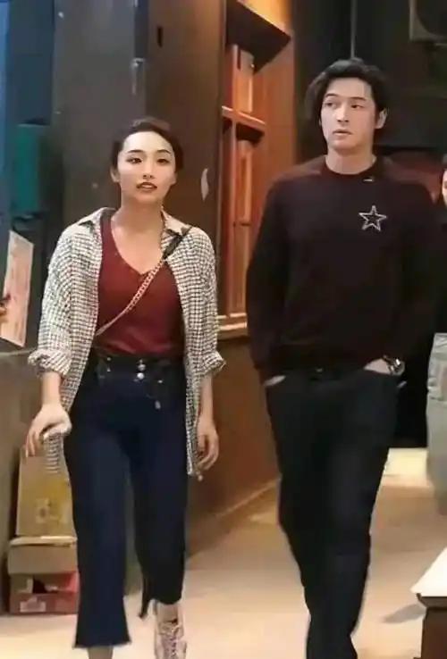 胡歌又传来好消息了
不是因为他有新剧要播出
也不是因为他主演的电视剧获得大奖
而