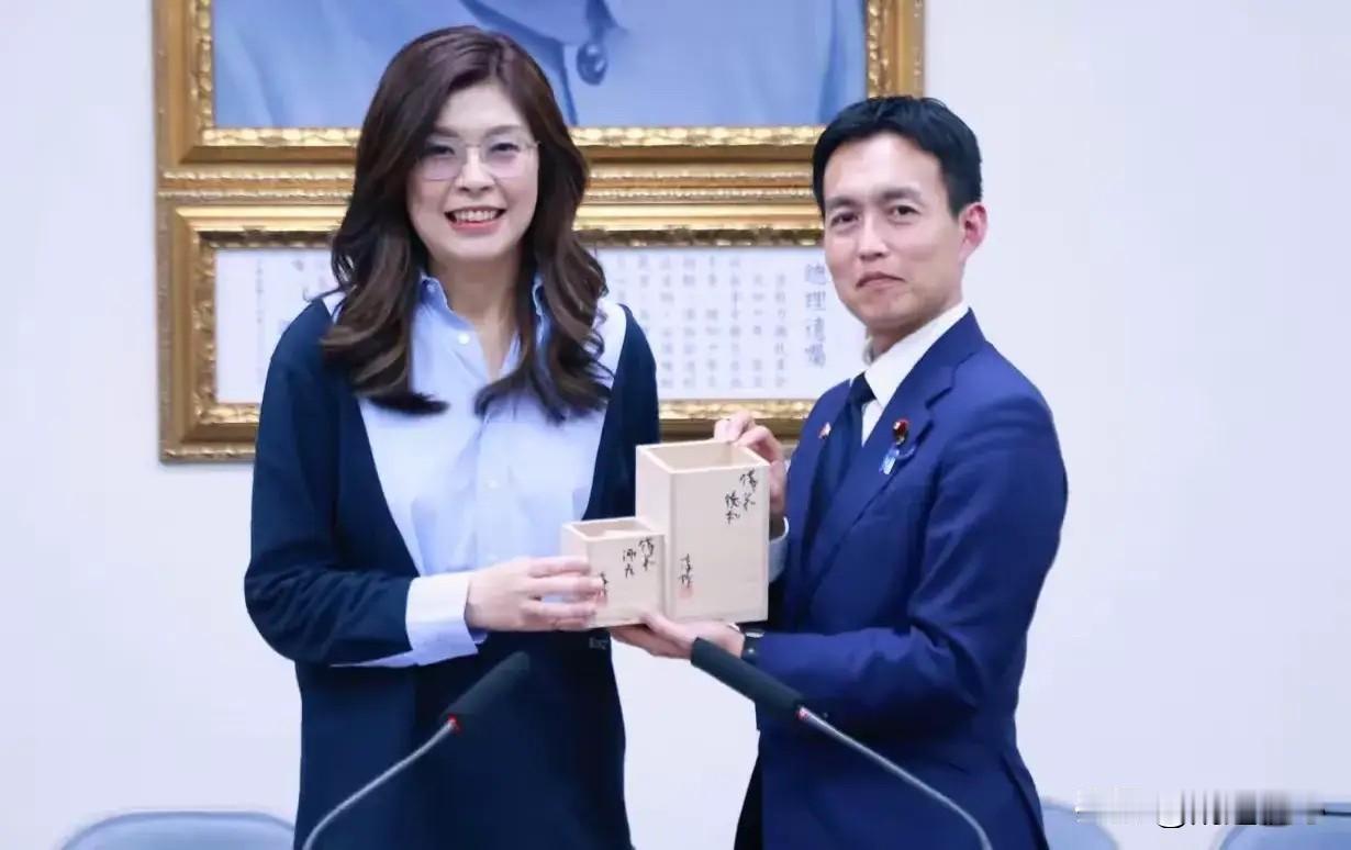 这个世界有些事极其荒诞有些人极其荒唐，当你以为她是人间清醒时，忽然她又入魔附体，