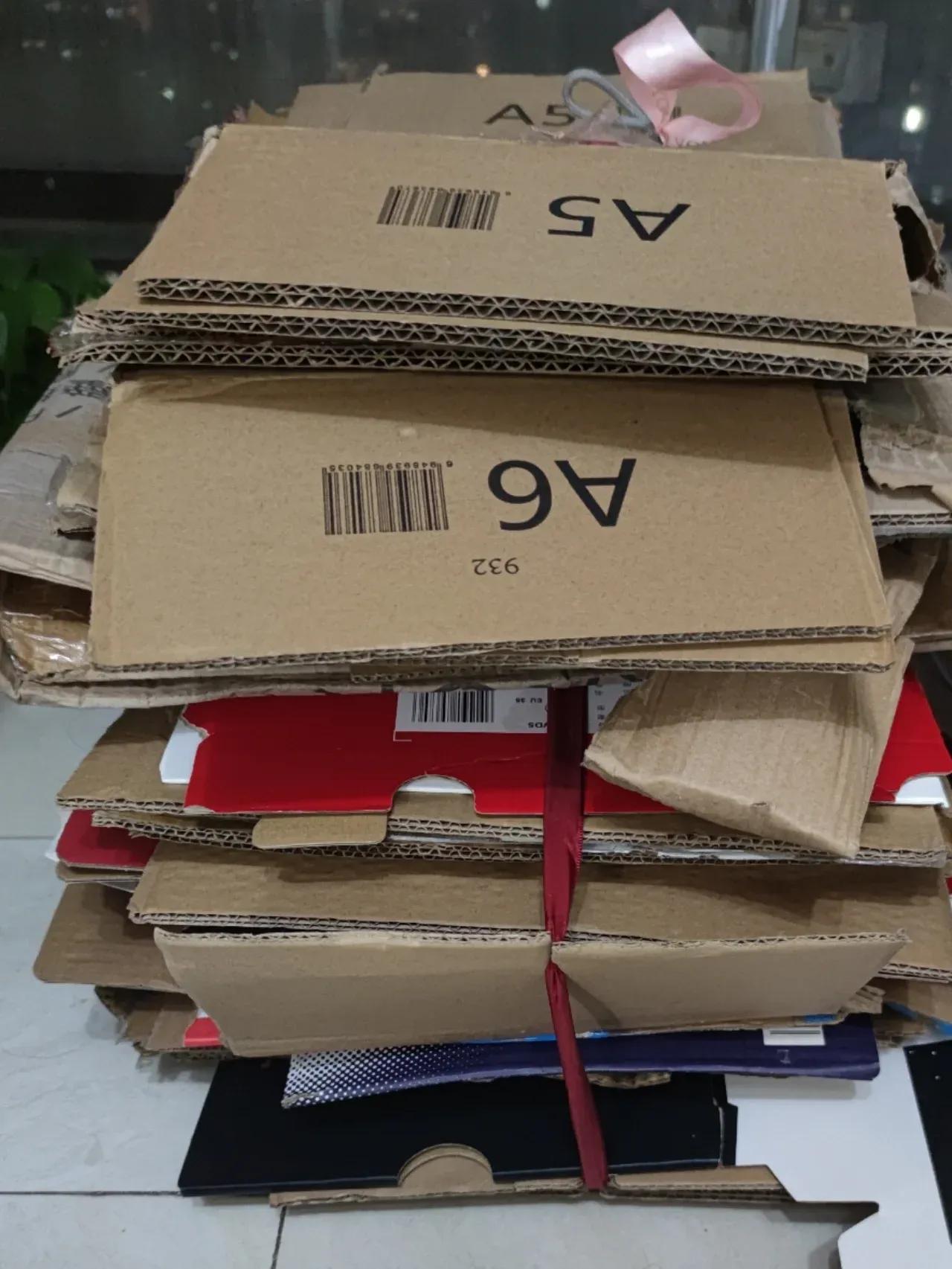 不懂就问，收废品的是不是很暴利？

我家婆婆为了省钱，每天买回来的快递盒子牛奶箱