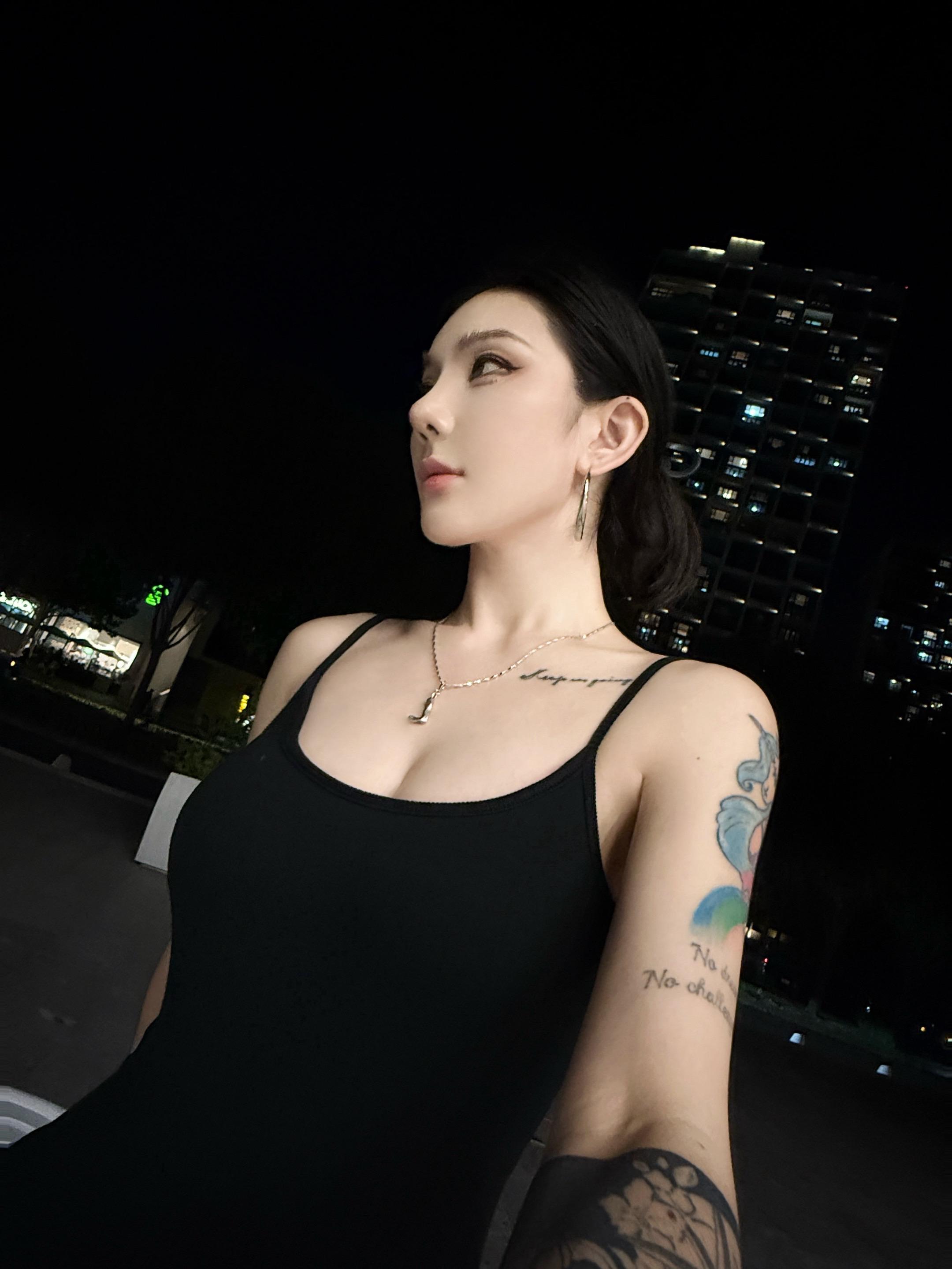 侧脸比正脸好看系列 简约又性感的辣妹穿搭 辣妹日记