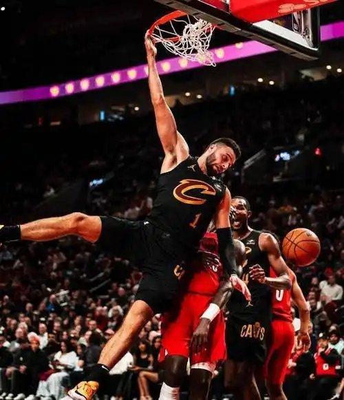 2025年8月26日，斯特鲁斯在休赛期训练中遭遇左脚第五跖骨基底部骨折（琼斯骨折