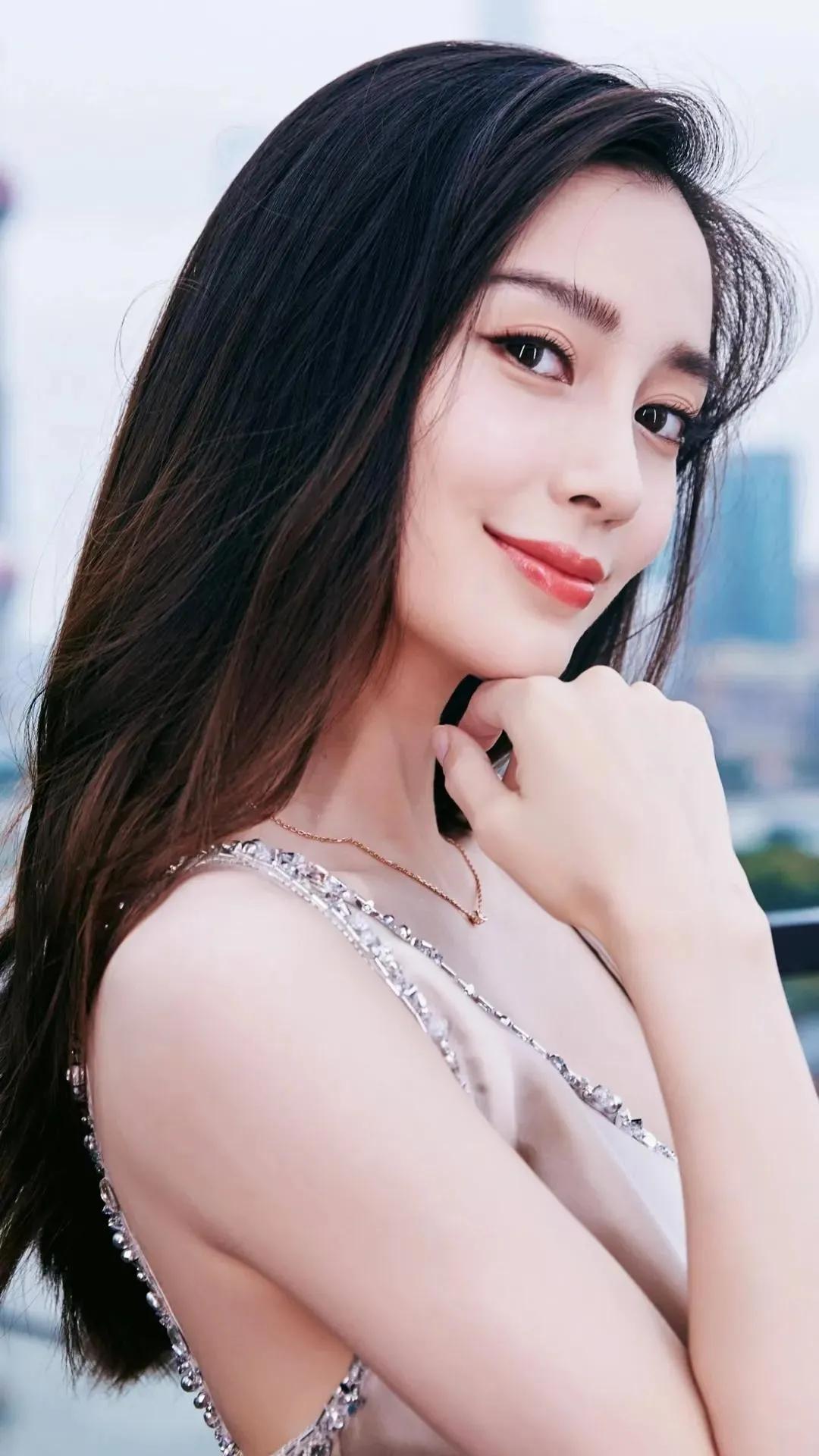 杨颖：演与不演，皆为焦点

近年来，随着娱乐圈更新换代的加速，越来越多的年轻演员