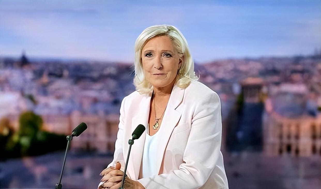 法国勒庞不是普通的女性领导，是活脱脱的女版特朗普。

不用说，马克龙走后，这位极