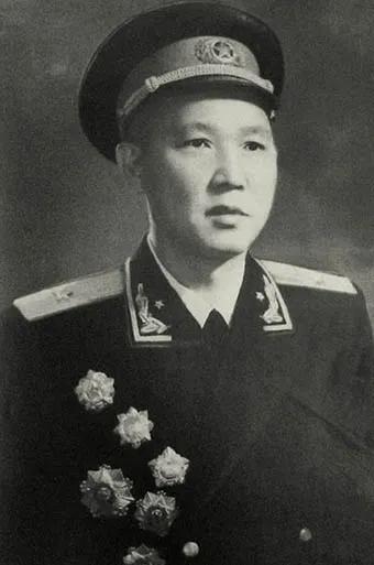 1951年5月27日，彭德怀盯着地图，拿起电话，拨给63军军长傅崇碧。

命令只