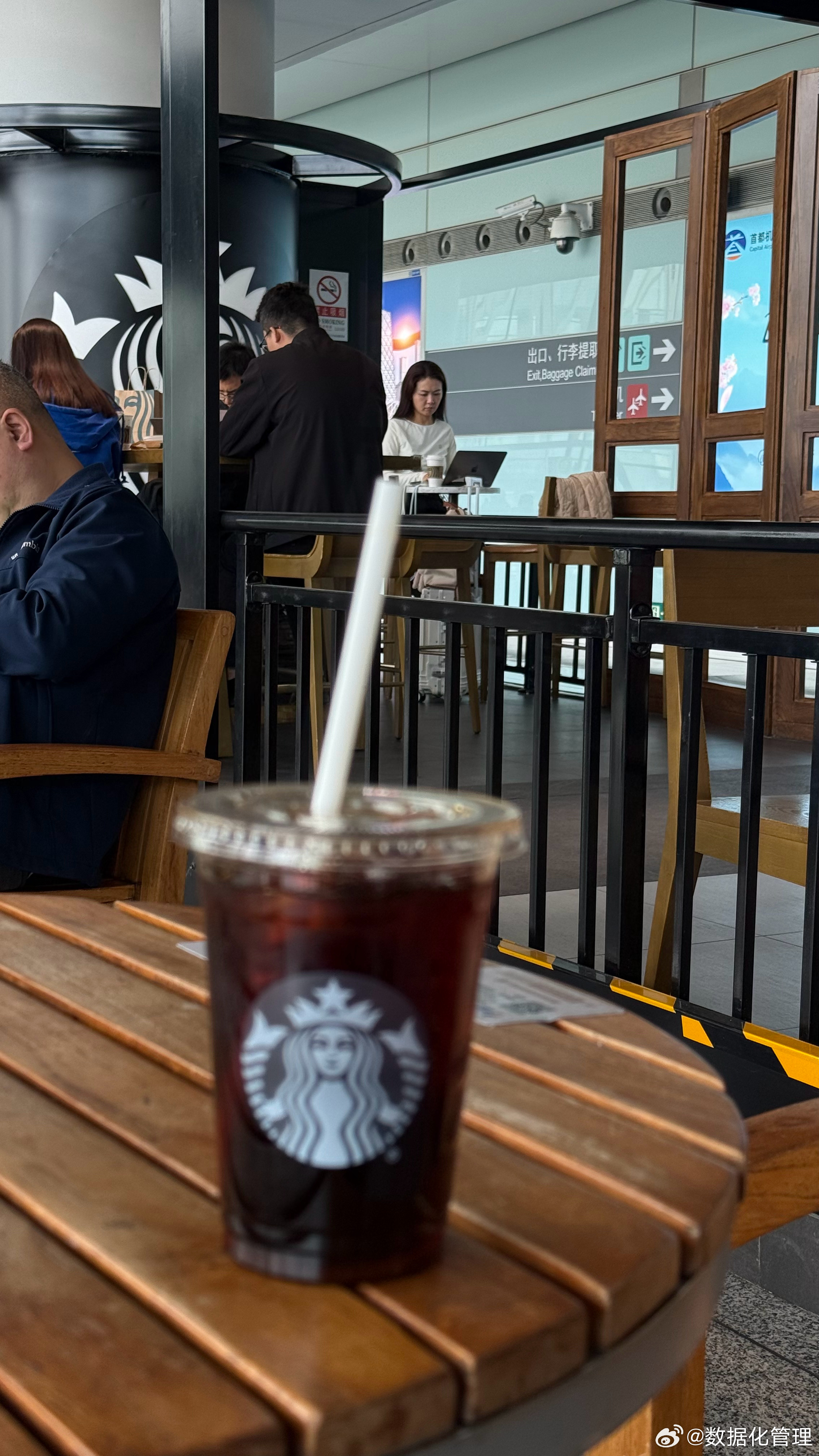 去深圳航班被天气原因延误3小时，泡星巴克做氛围组，貌似机场现在也就是咖啡店的生意