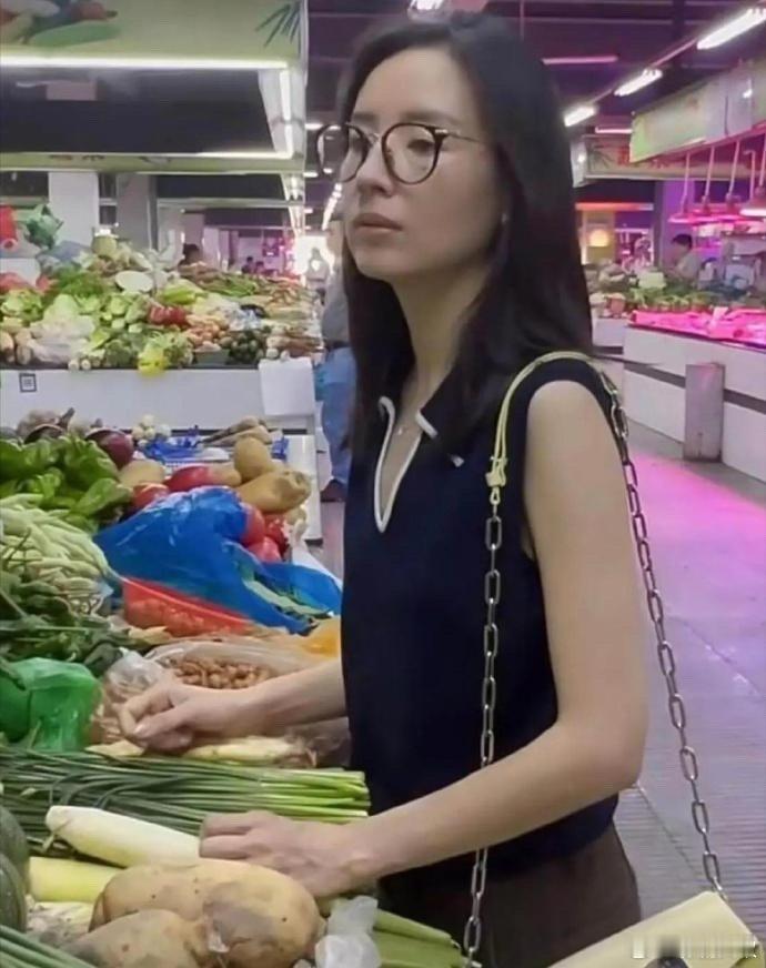 董洁在菜市场选菜，看起来好累，瘦了好多 ​​​