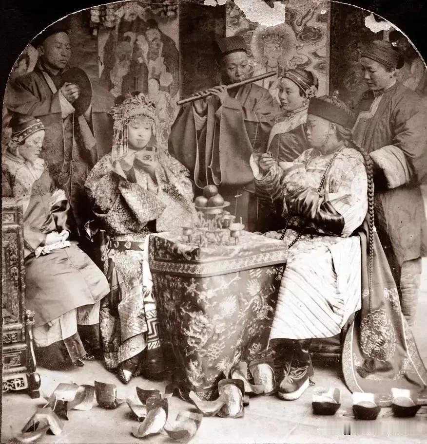 120年前中国一对小夫妻结婚时的老照片。你能看出两人有多大了吗？#小夫妻# #清