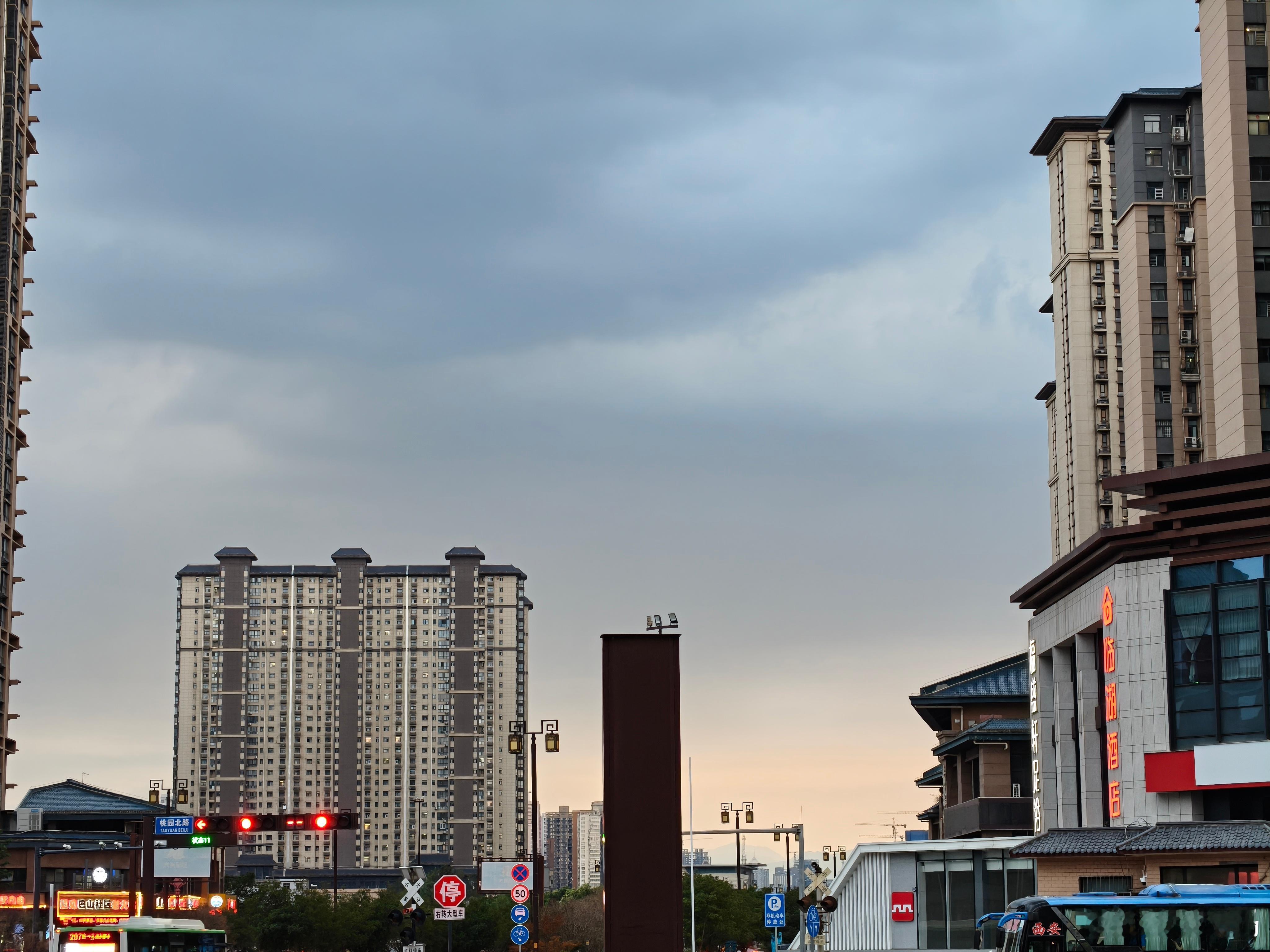 西安现在的天气真难受，乌云密布，感觉要下雨，但又没下。 ​​​