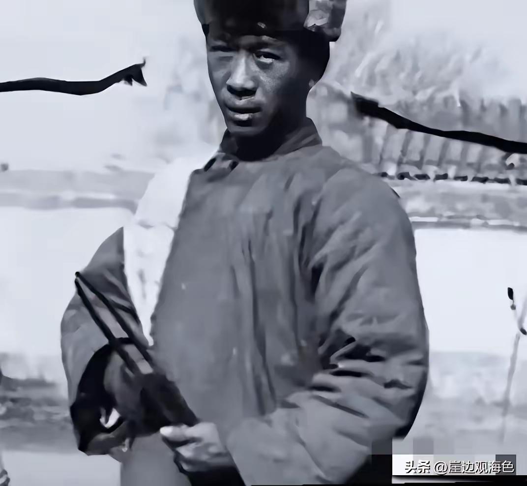 [月亮]1937年，一个日本军官在“庆祝攻占南京胜利”，正当他伸直脖子弯腰90度