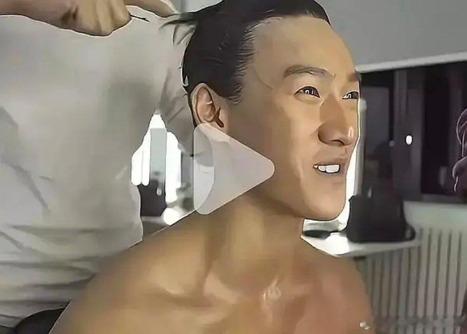 李昀锐以前还是个猛男呢 