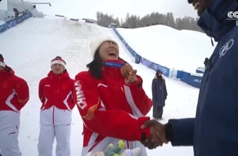 【2金2银1铜！徐梦桃领铜牌逗笑颁奖嘉宾：这是我第一枚奥运铜牌】徐梦桃笑称这是第