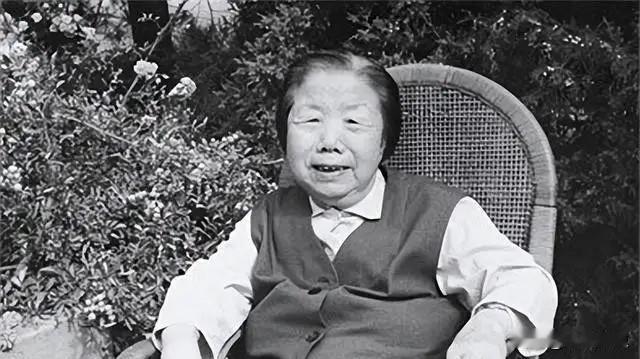 1992年7月11日，邓颖超去世后，她的秘书赵炜向中央提出了四个要求。然而，中央