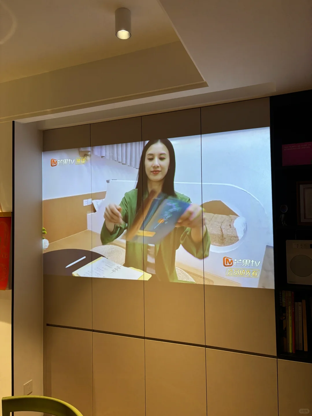 安装幕布前后对比，终于没有缝了。