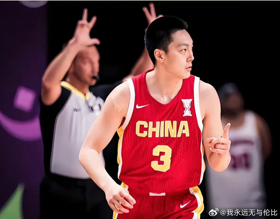 中国男篮12人名单公布，胡明轩顶替了第一场发挥很差的张镇麟进入到大名单中国男篮v