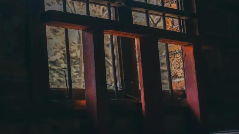 我曾听家人讲述过一件事，上个世纪四十年代，
在我老家的一座破庙里曾住着一位衣衫褴