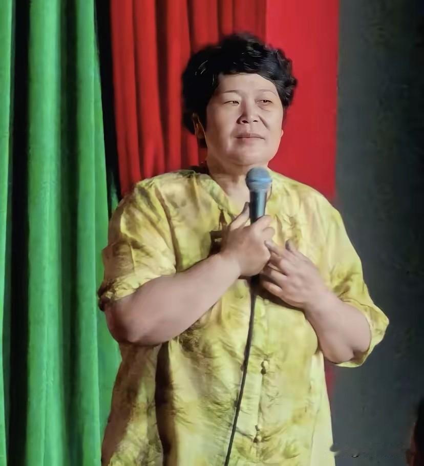 房主任塌房，
其实早就被人预料到了！
​一个朋友曾经在脱口秀开放麦遇到过房主任，