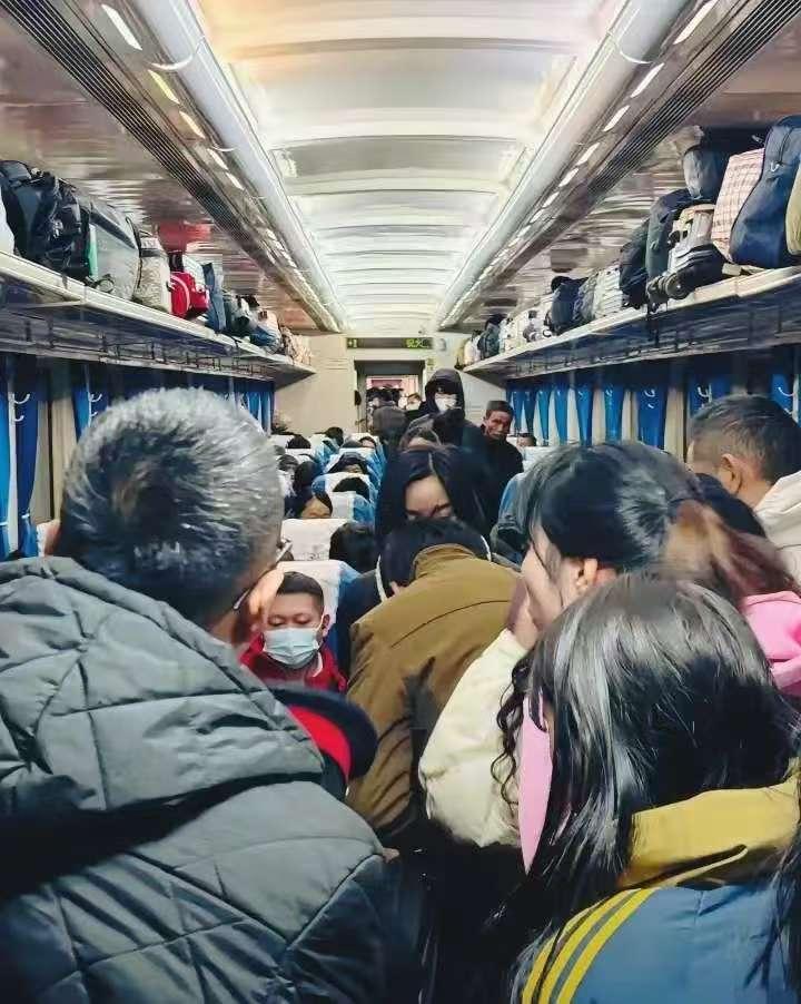 当春运数据出炉，绿皮火车再次爆满的瞬间，许多人第一次真正意识到——“慢”未必输给