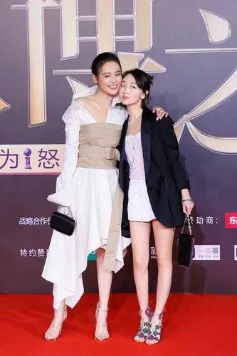 看看左面的像谁？是不是越来越像她的小姨，右面的气场被她完全的掩盖，周冬雨模样很清