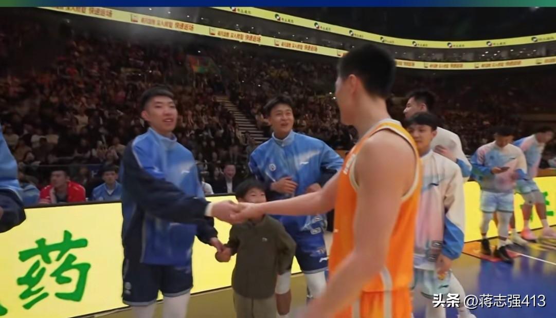 胡明轩和于米缇第一轮都是22分，于米缇还是得分来自花球和超远，加时赛没有花球于米