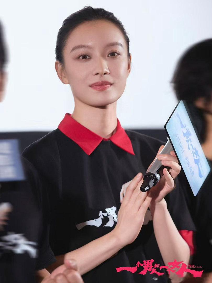 辛芷蕾说看到倪妮不哭更心疼 辛芷蕾去看倪妮的首映，结果自己被演进去了。她说倪妮不