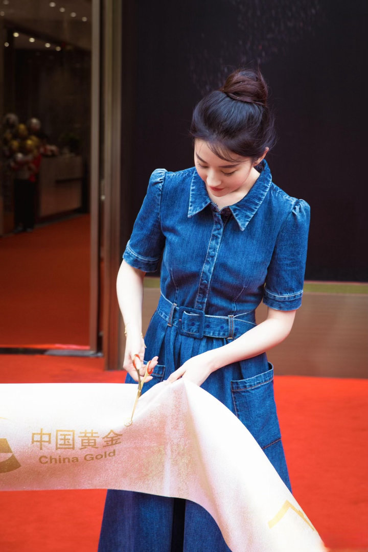 牛仔裙身材超好 