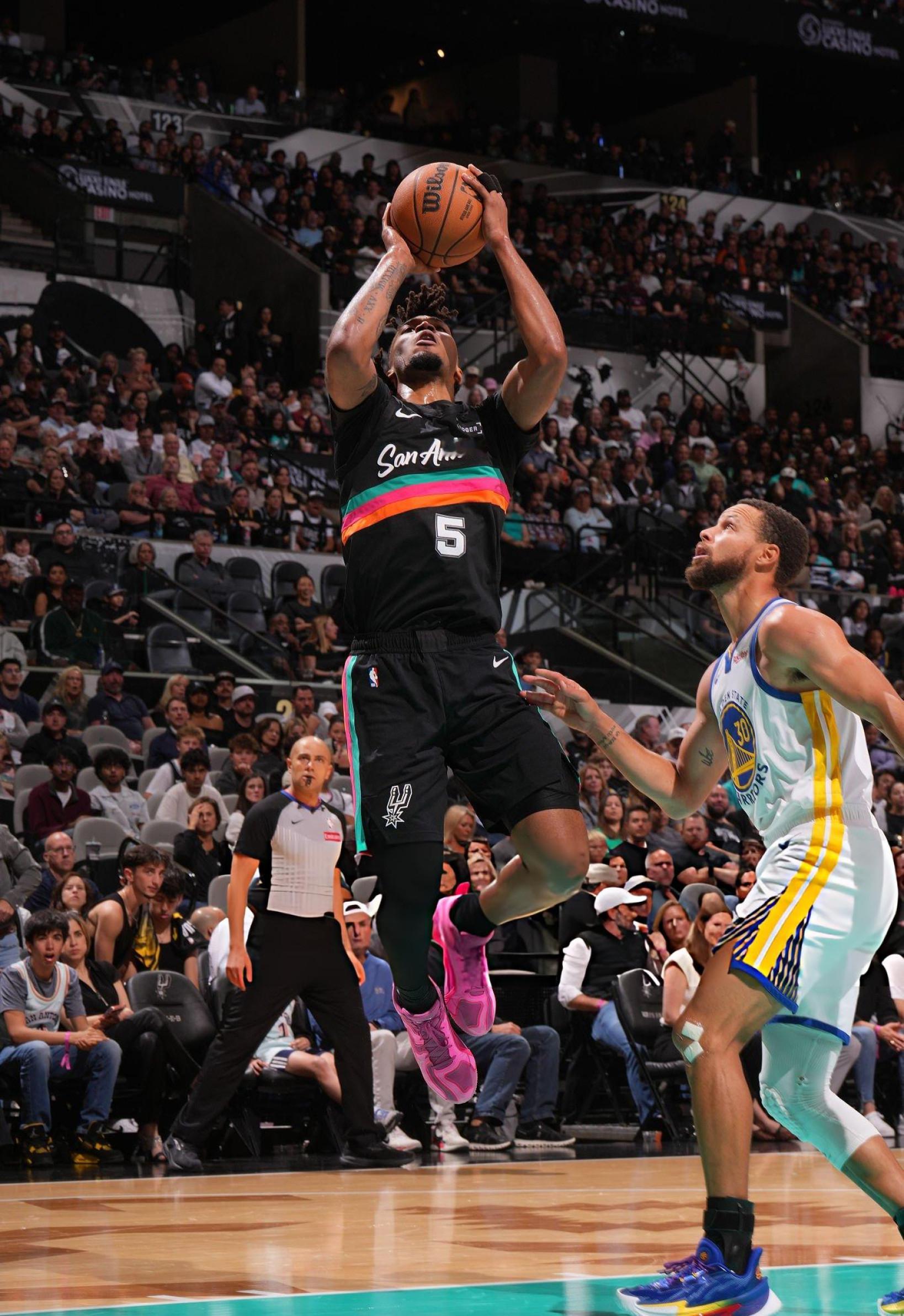 库里下半场换了双鞋