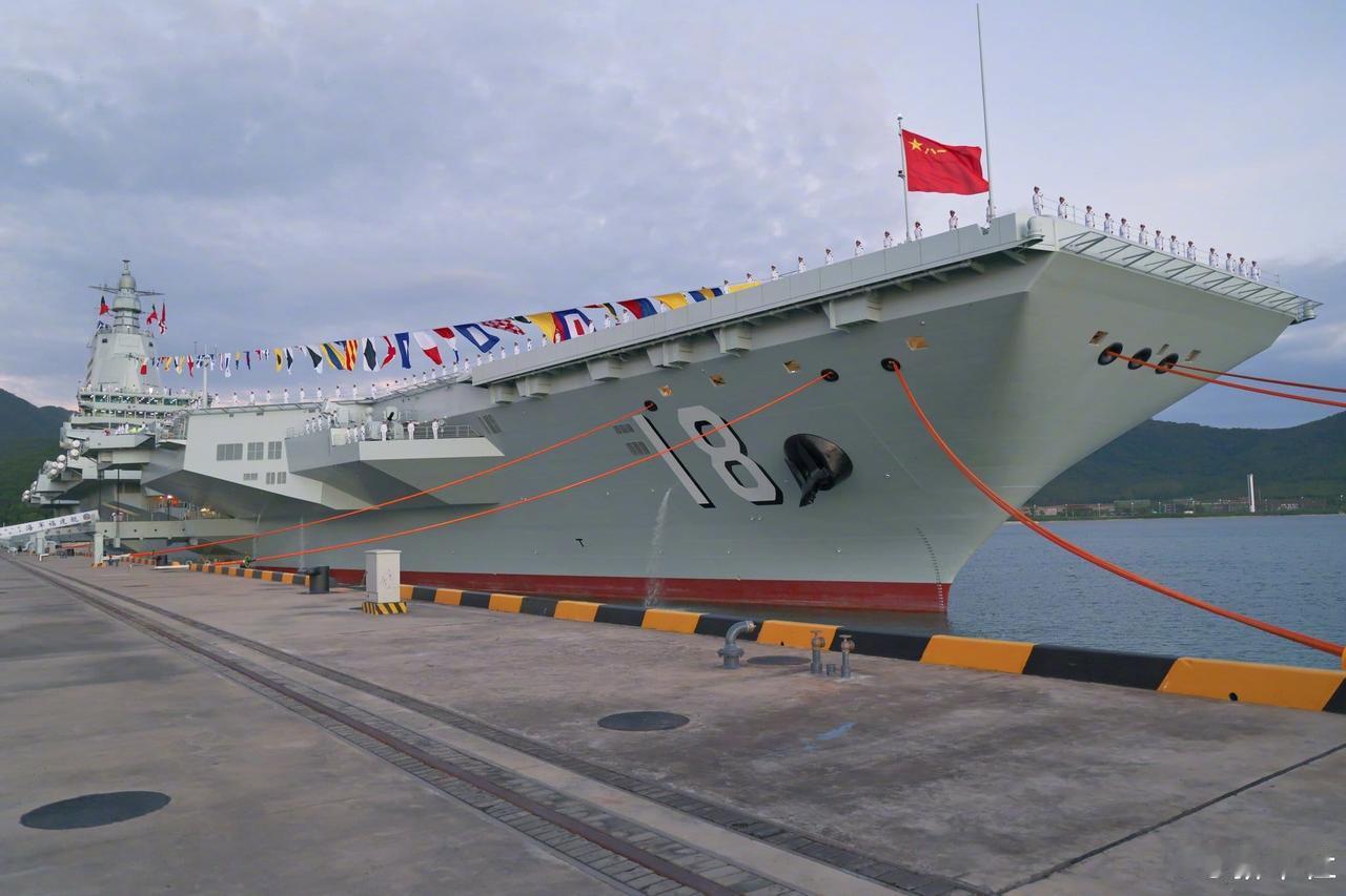 福建舰航母挂满旗，舰上官兵举行站𦨭礼，庆祝人民海军成立77周年。